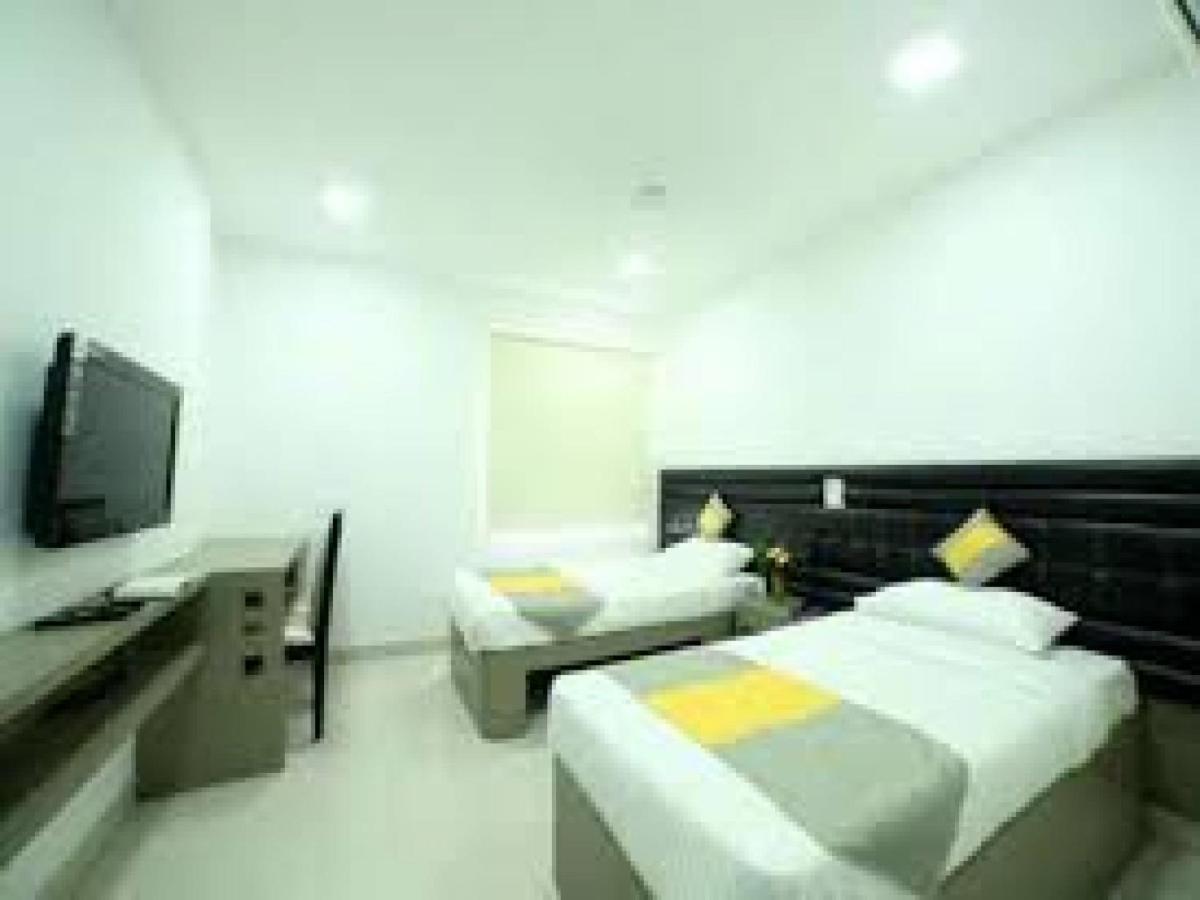 La Riviera Suites Madhapur Hyderabad Exterior foto