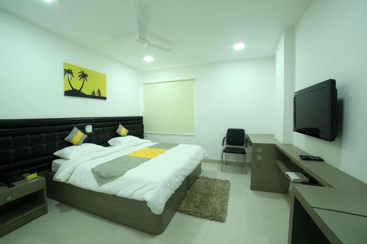 La Riviera Suites Madhapur Hyderabad Exterior foto
