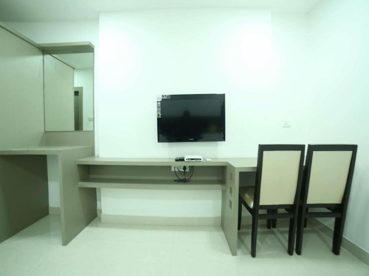 La Riviera Suites Madhapur Hyderabad Exterior foto